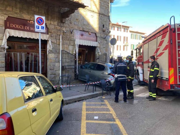 Auto sfonda la vetrina di una pasticceria a Firenze sud