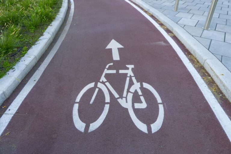 Nuova pista ciclabile in via Canova (con cordolo)