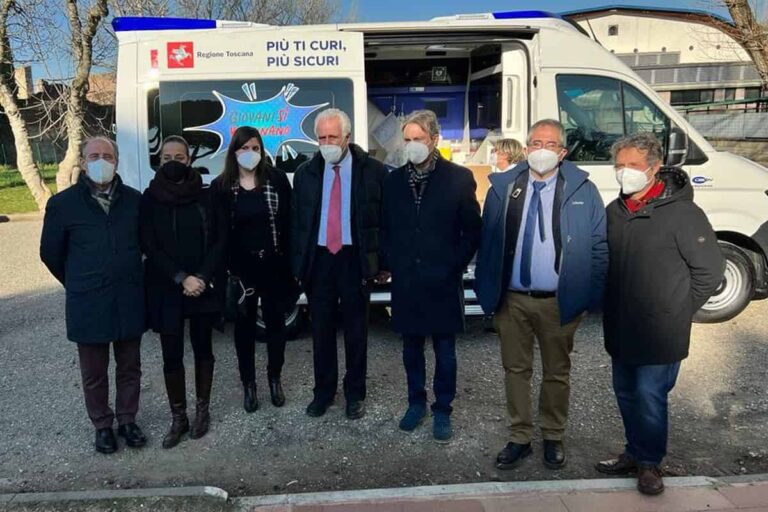 In Toscana vaccini anti-Covid nel camper davanti a scuola