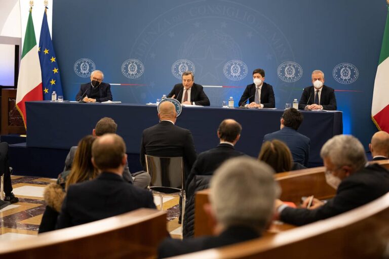 Green pass, il pdf del nuovo Dpcm 2022 con la lista dei negozi essenziali