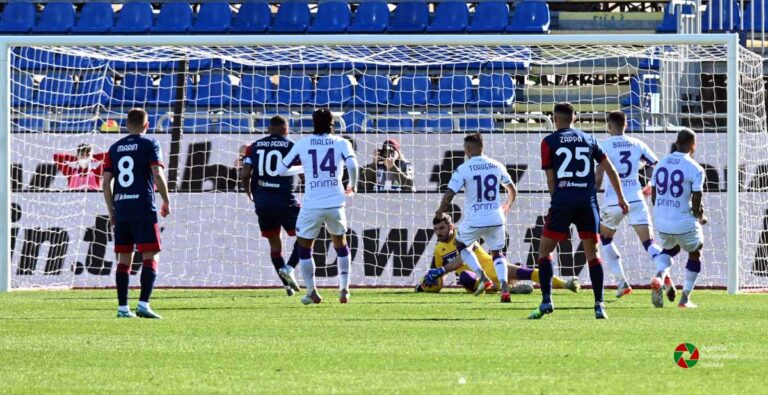 La Fiorentina, in 10, pareggia a Cagliari