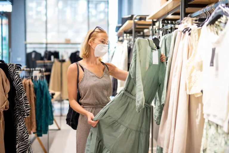 Negozi di abbigliamento e tabaccheria: si può entrare senza green pass?