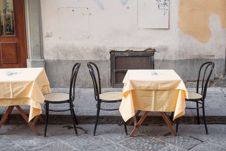 Tavolini a Firenze senza autorizzazione: aumenta la multa