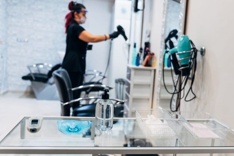 Mascherine, parrucchieri e centri estetici: regole, obbligo e protocollo Covid