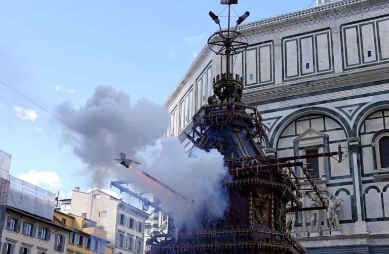 Scoppio del carro Firenze 2024: come si celebra, orario e diretta tv
