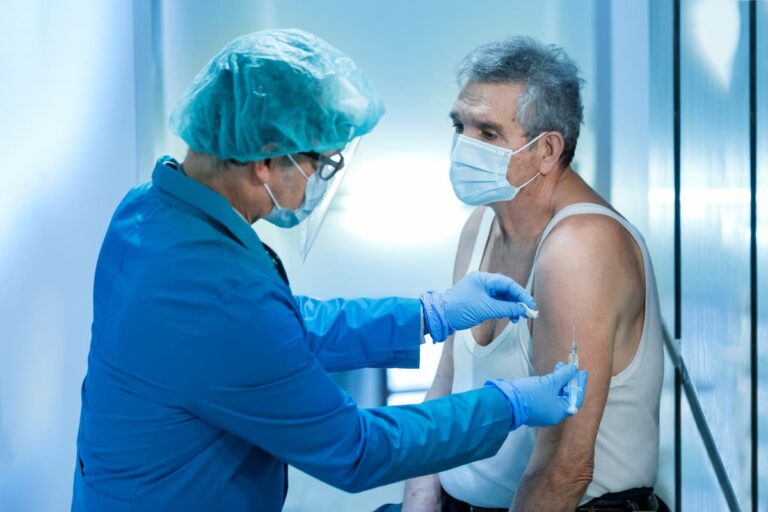 Quarta dose in Toscana nel 2022: prenotazione per over 80 e fragili