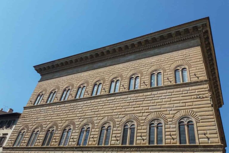 Fulmini, cipolle e draghi: 3 cose che non sai su Palazzo Strozzi