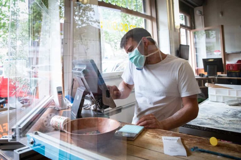 Mascherine dal 1° luglio 2022, le regole Covid: obbligo Ffp2 al lavoro?