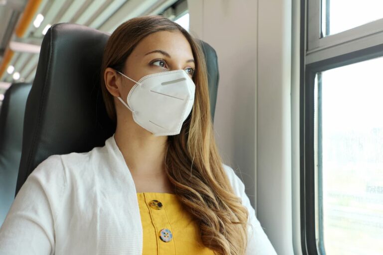 Mascherine Ffp2 su mezzi pubblici, treni e aereo: fino a quando l’obbligo?