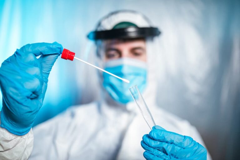 I contagi da Covid in crescita in Toscana: allarme tra sanitari e autisti