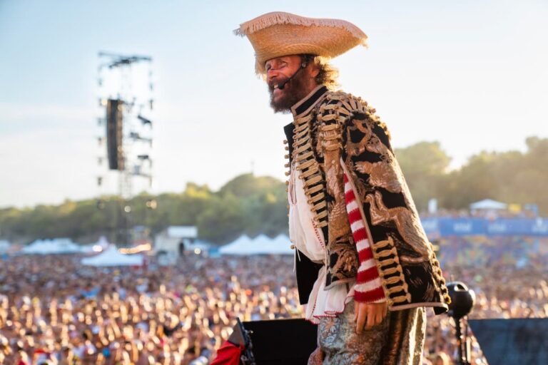 Jova Beach Party 2022, guida agli orari (e ai mezzi) per Viareggio