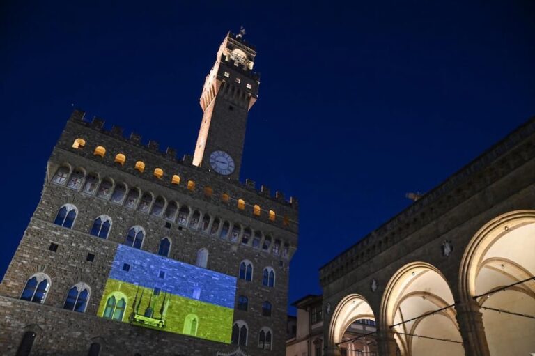 Palazzo Vecchio illuminato dei colori dell’Ucraina /FOTO