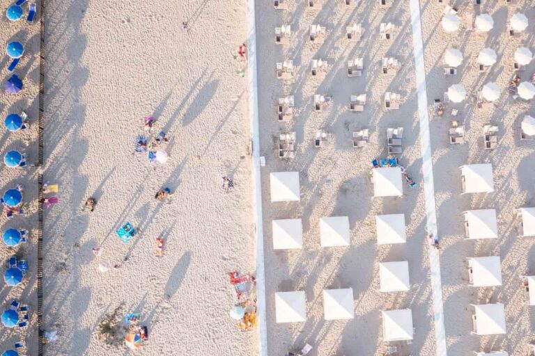 Perché non si possono lasciare gli ombrelloni sulla spiaggia libera