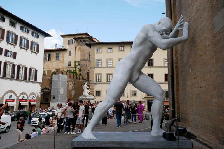 Mr Arbitrium, la scultura gigante appoggiata a San Lorenzo: piace o no?