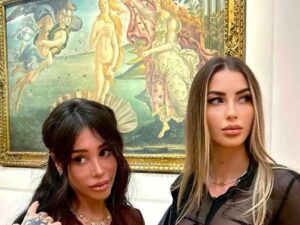 Bufera per la foto dell'influencer Alexis Mucci agli Uffizi