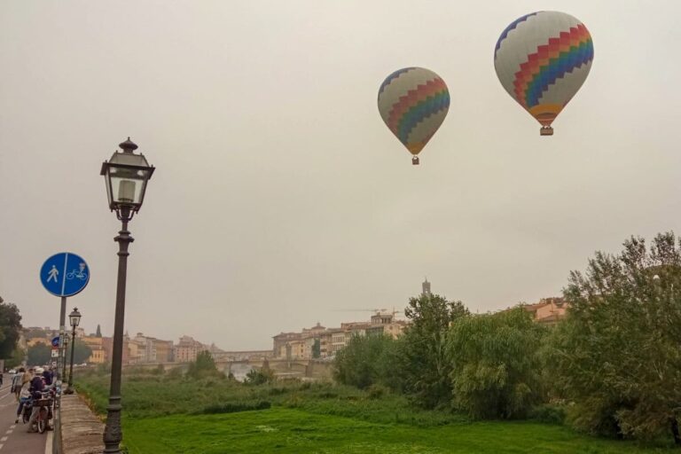 Il giro in mongolfiera su Firenze: decollo dalla spiaggetta sull’Arno