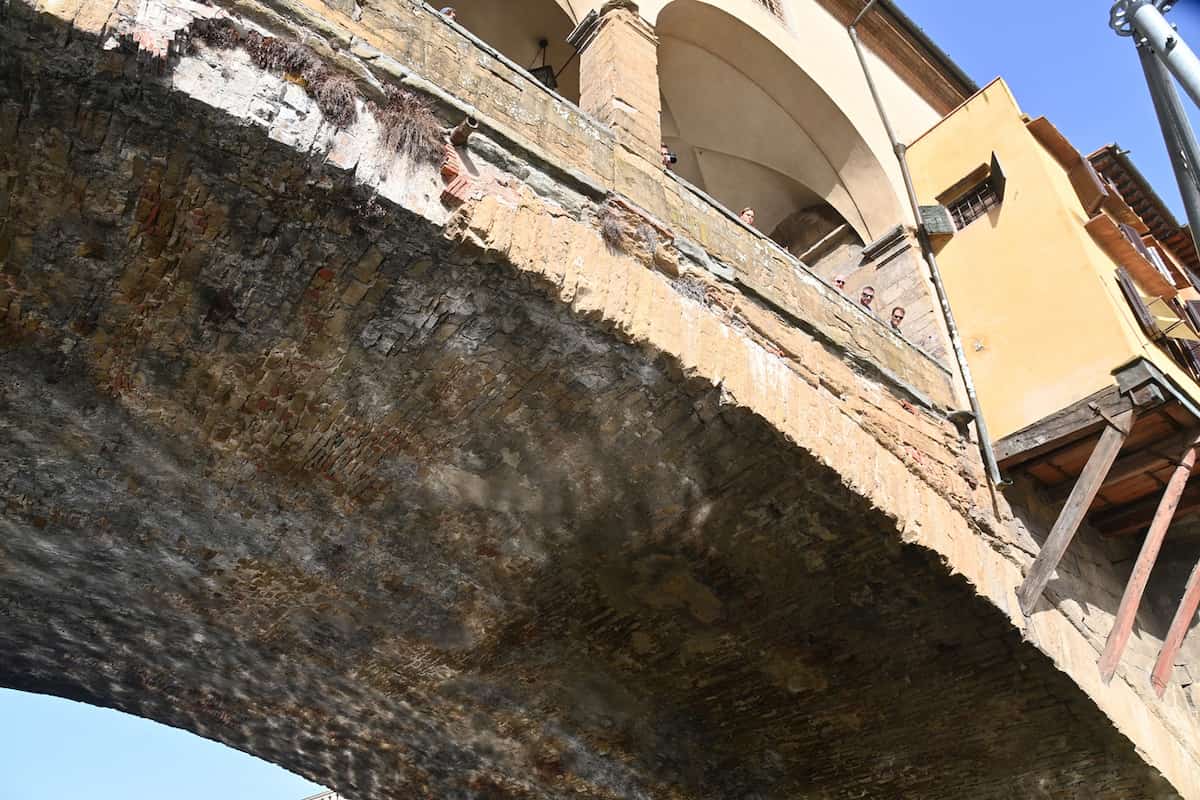 Ponte Vecchio piattafroma Arno