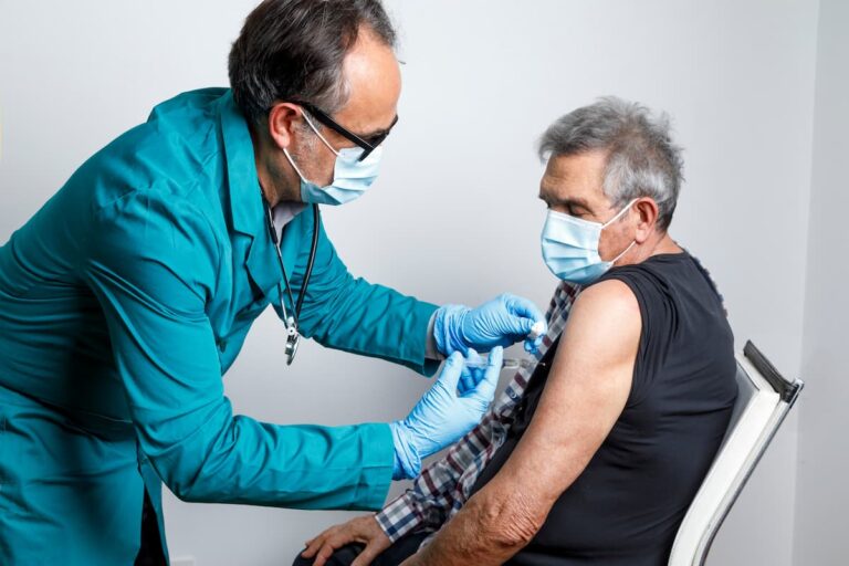 Quinta dose: chi può farla e quando. Le info sul nuovo vaccino