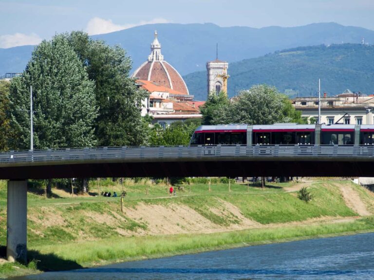 Incidente per la tramvia di Firenze: fuori dai binari alla stazione