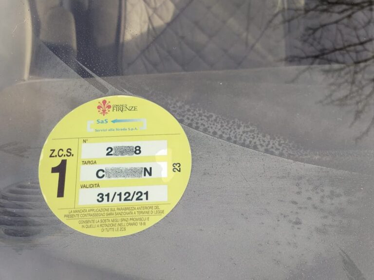 Vetrofania per il parcheggio a Firenze: mini-proroga, ma nel 2025 si cambia