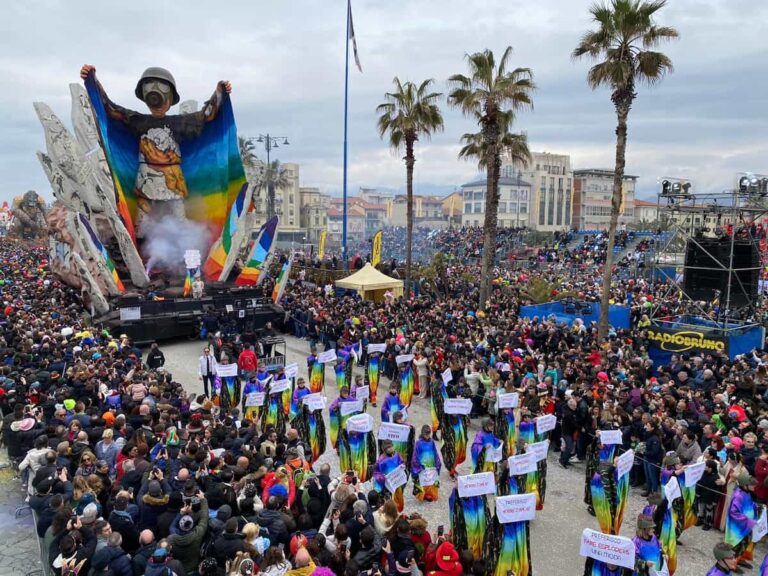 Martedì grasso 2023: sfilata dei carri al Carnevale di Viareggio