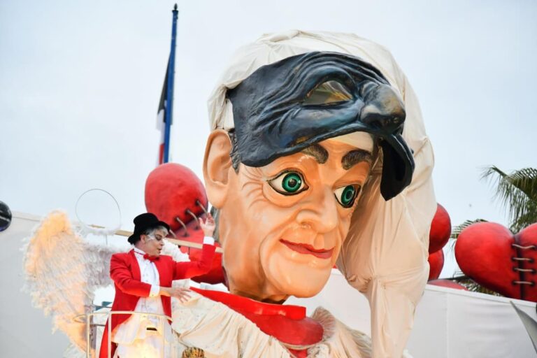 Ultima sfilata del Carnevale di Viareggio 2023 per scegliere i carri vincitori