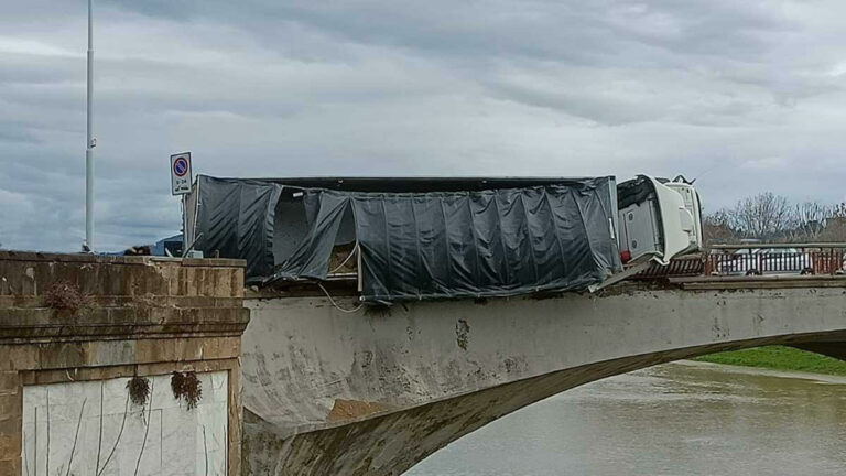 Incidente a Firenze: camion ribaltato. Riaperto Ponte alla Vittoria