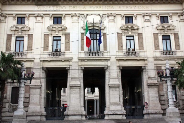 Lettera della preside di Firenze, bufera dopo le parole di Valditara