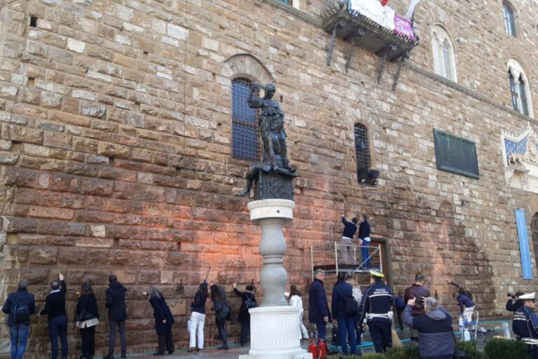 Palazzo Vecchio imbrattato da Ultima Generazione. Foto e video