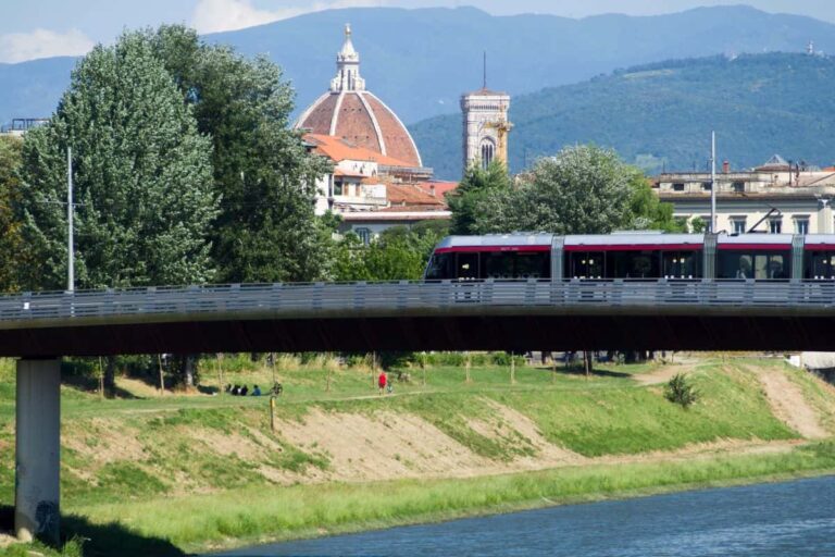 Tramvia di Firenze al Duomo: scontro sul percorso in centro