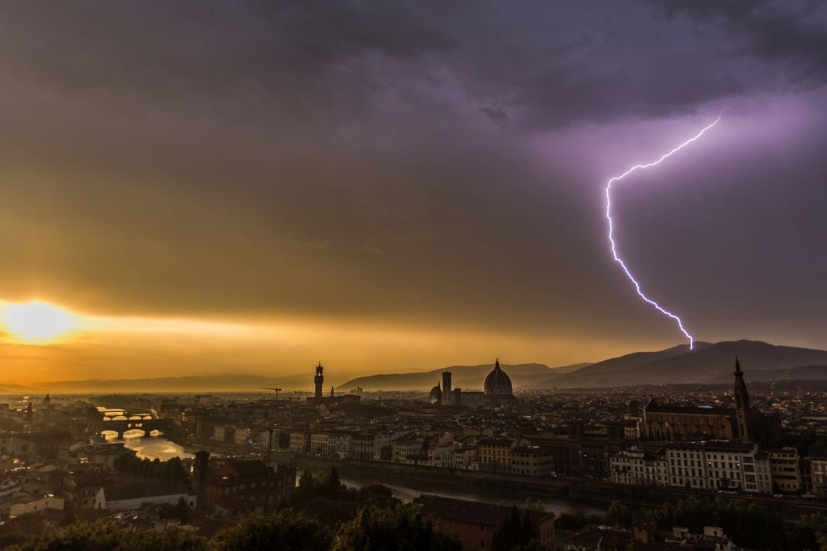 Maltempo fulmine firenze allerta meteo arancione oggi