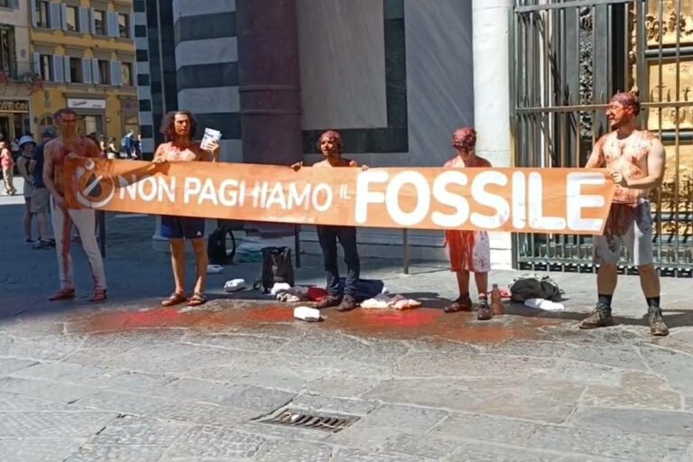 Ultima generazione, attivisti davanti al Battistero di Firenze
