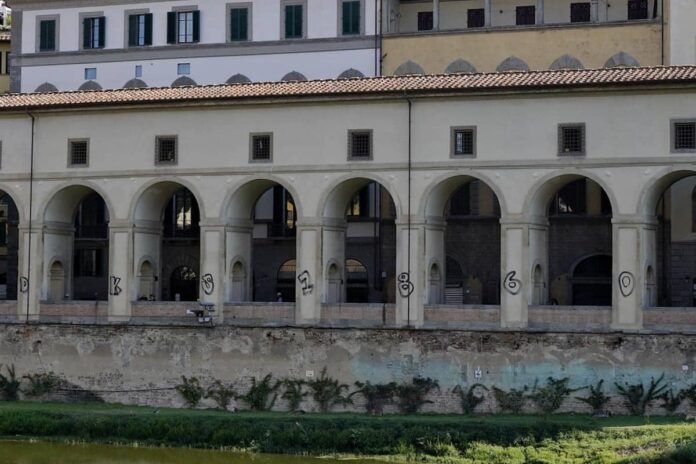 Corridoio Vasariano Firenze imbrattato