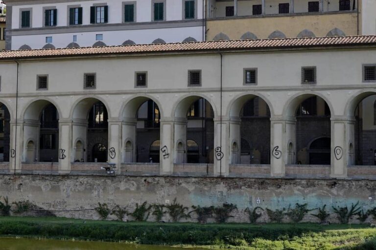 Chi ha imbrattato il Corridoio Vasariano di Firenze e cosa rischia