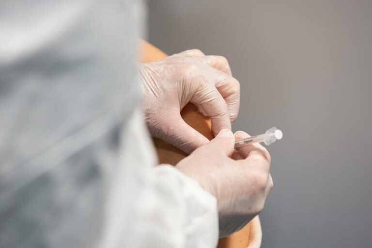Chi dovrà fare il nuovo vaccino Covid nell’autunno 2023