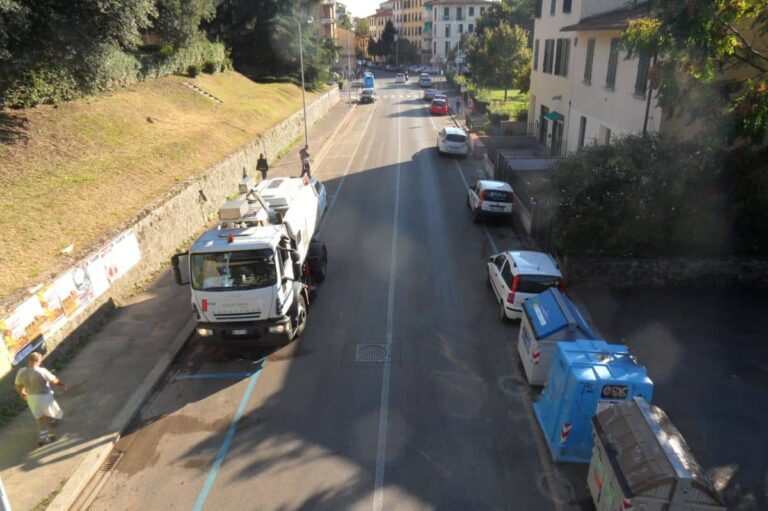 Pulizia strade a Firenze d’agosto: nessuno stop per il lavaggio