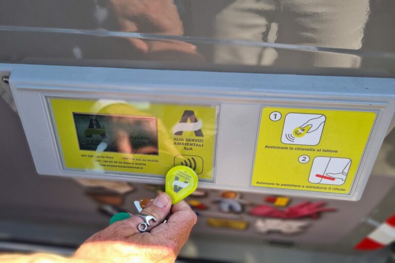 Alia, a Firenze i cassonetti si aprono con una app