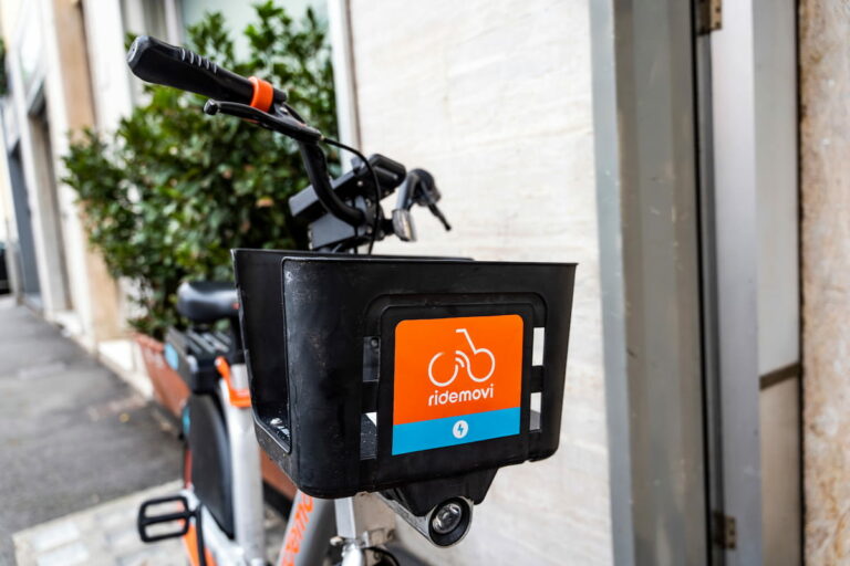 Multe fino a 50 euro per il parcheggio scorretto di bici e monopattini