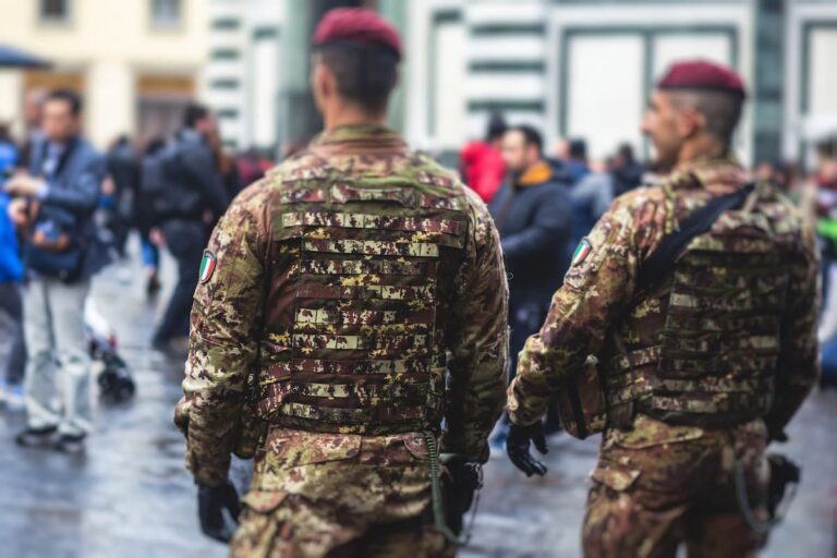Manifestazione dei commercianti a Firenze: “Vogliamo l’Esercito”