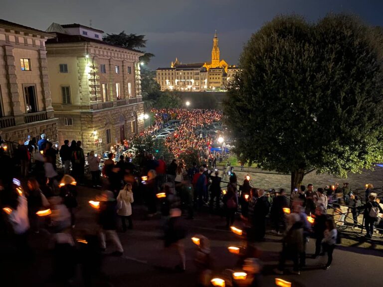 Oltre 10mila alla fiaccolata per la pace di Firenze – FOTO