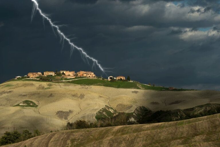 Allerta meteo arancione a Firenze e in Toscana: dove sono chiuse le scuole