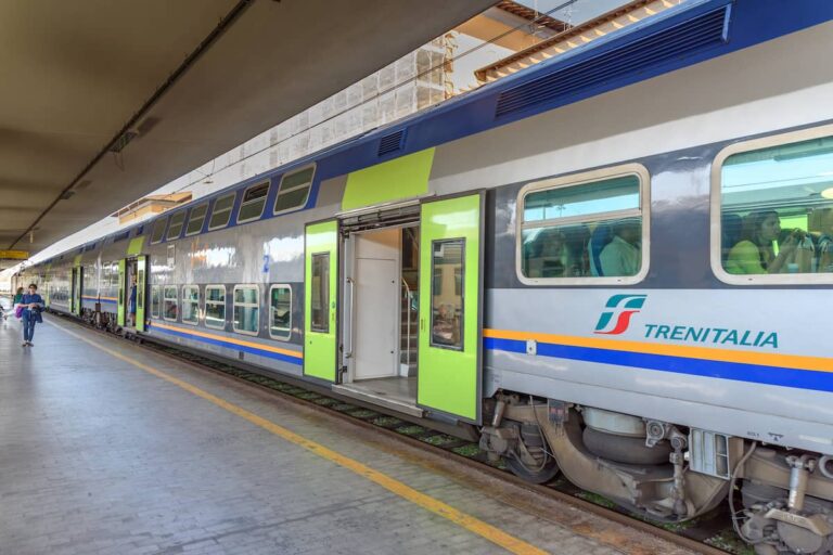 Abbonamento bus e treni per studenti, rimborso fino al 50%