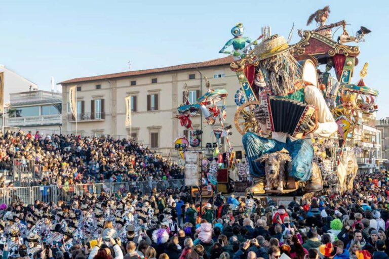 Carnevale Viareggio 2024: date e orari dei corsi
