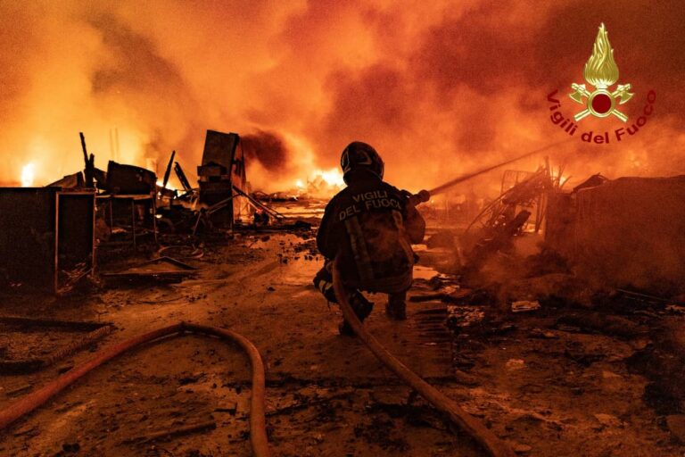 Incendio a Firenze: fiamme all’Osmannoro. “Non aprite le finestre”