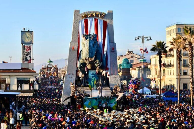 Carnevale Viareggio, corso di Martedì grasso: orari e diretta tv