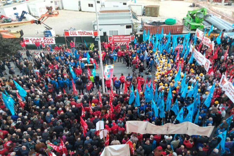 Manifestazione a Firenze dopo il crollo in via Mariti – FOTO