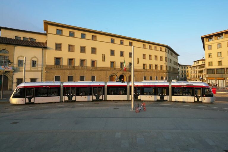 Il percorso della tramvia per Campo di Marte è a un bivio