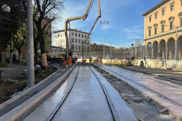 Gettata cemento lavori tramvia piazza Libertà traffico bloccato