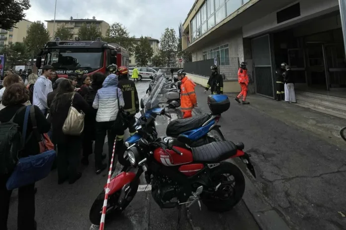 Liceo scientifico Leonardo da Vinci Firenze evacuato crollo