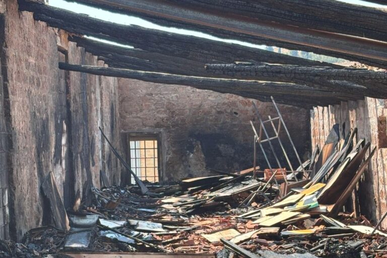 Incendio distrugge il magazzino del Teatro povero di Monticchiello